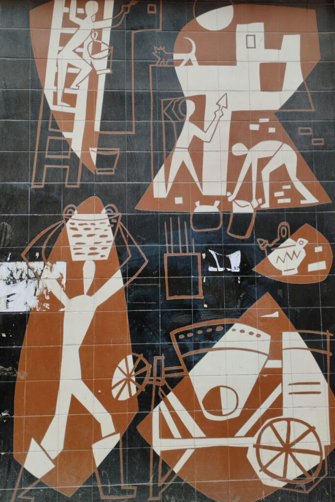 El único mural de César Manrique a pie de calle en Madrid, un legado vandalizado