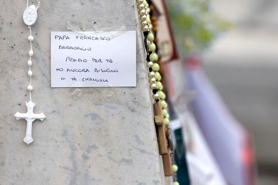 Mensajes de cariño hacia el papa en la puerta en el Policlínico Gemelli. EFE/EPA/Massimo Percossi