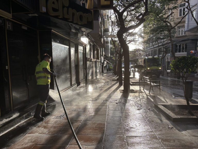 Santa Cruz de Tenerife recoge más de 230 toneladas de residuos del Carnaval en la calle