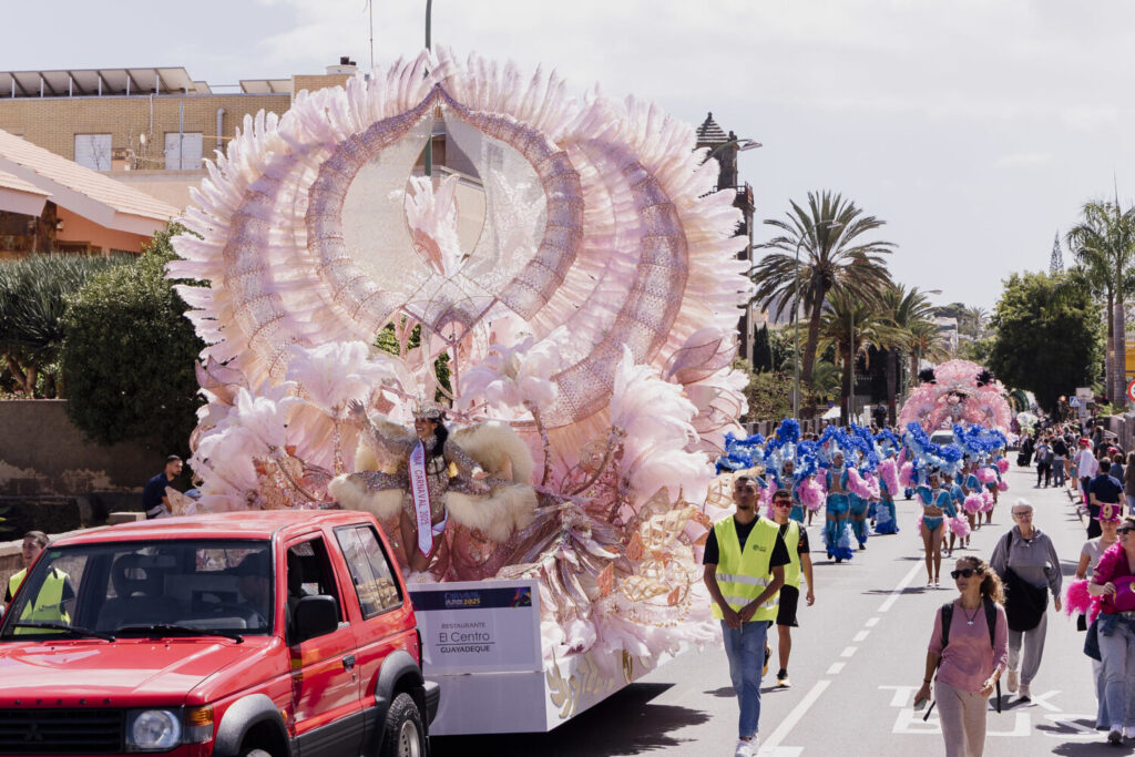 Coral Gutiérrez, la reina del Carnaval de Las Palmas de Gran Canaria 2025, durante el Desfile Inaugural de las fiestas