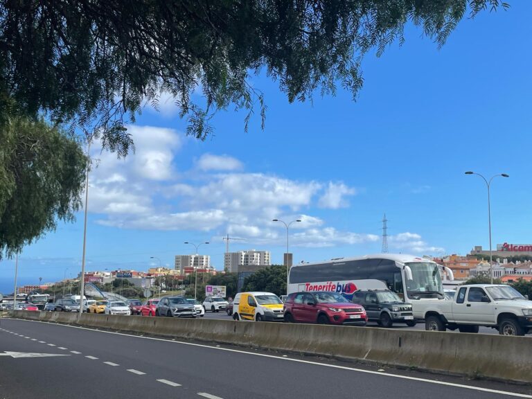 Catorce menores heridos y dos adultos en un accidente en Tenerife