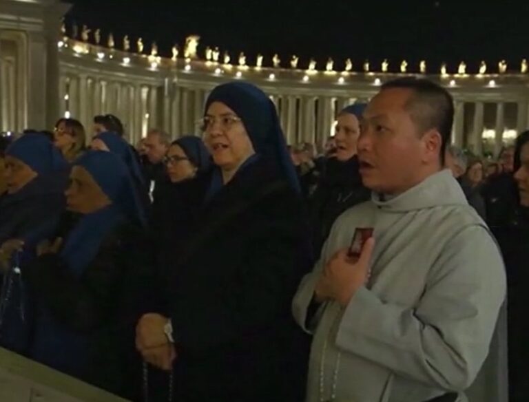 La salud del Papa presenta «una ligera y gradual mejoría»