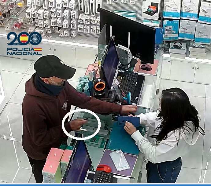 Detienen a un hombre por amenazas con un cuchillo y robo en comercios de la zona de Triana, en Gran Canaria