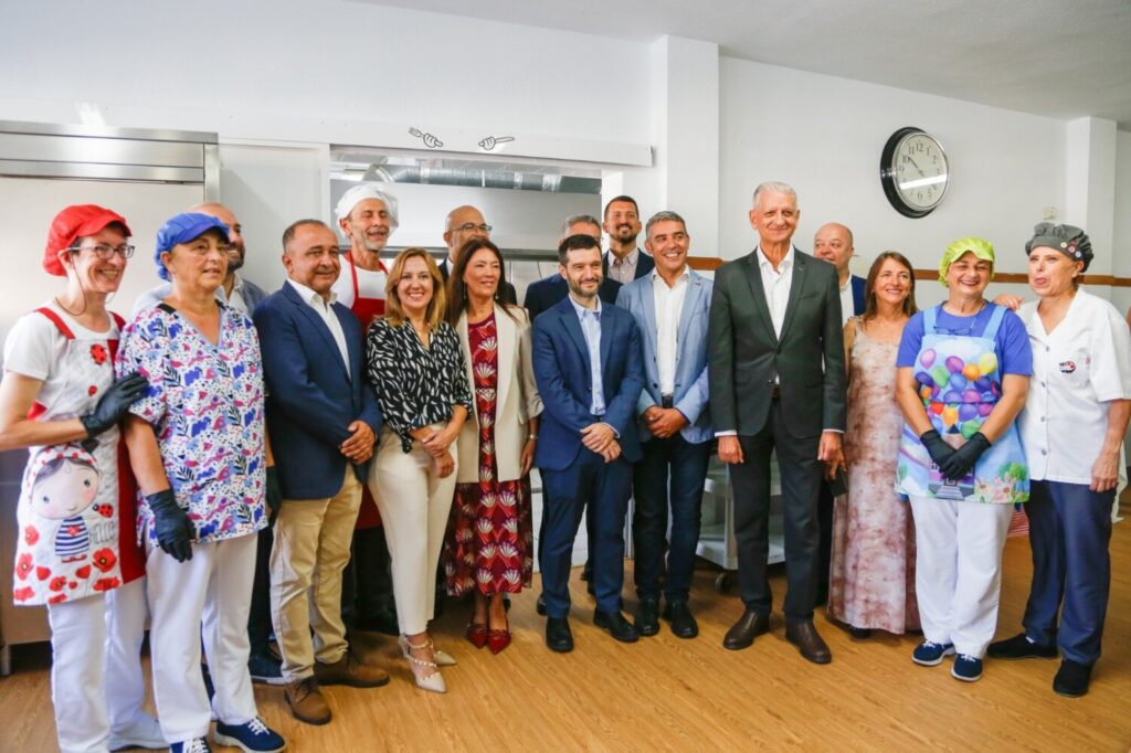 El proyecto Ecocomedores de Canarias gana el Premio Estrategia NAOS. Narvay Quintero, consejero de Agricultura, junto al ministro Pablo Bustinduy, durante su visita a un comedor escolar de Tenerife en octubre/ Gobierno de Canarias.