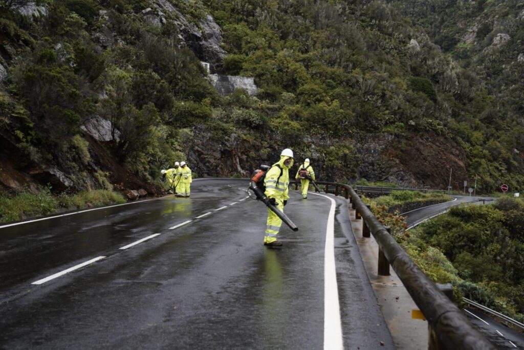 Galería de imágenes de la borrasca Olivier. Operativo de mantenimiento y conservación de carreteras de La Gomera actuando en la red viaria insular afectada por desprendimientos/ Cabildo de La Gomera.