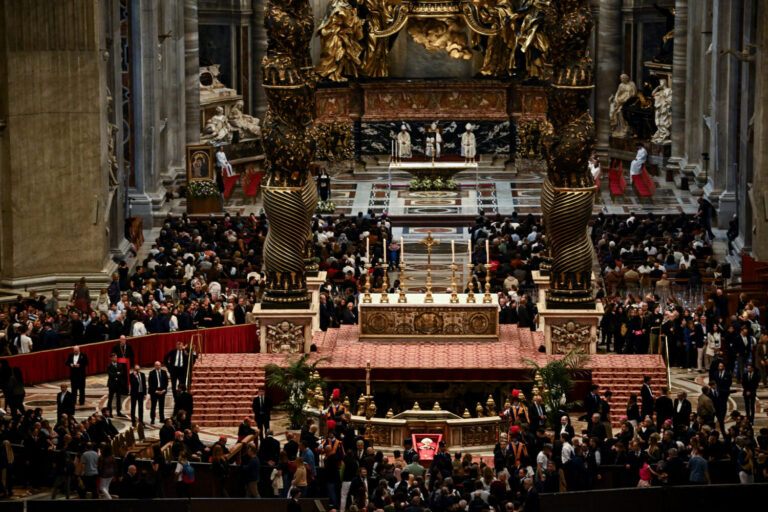 Unas 250 mil personas se despiden del papa Francisco en la basílica de San Pedro