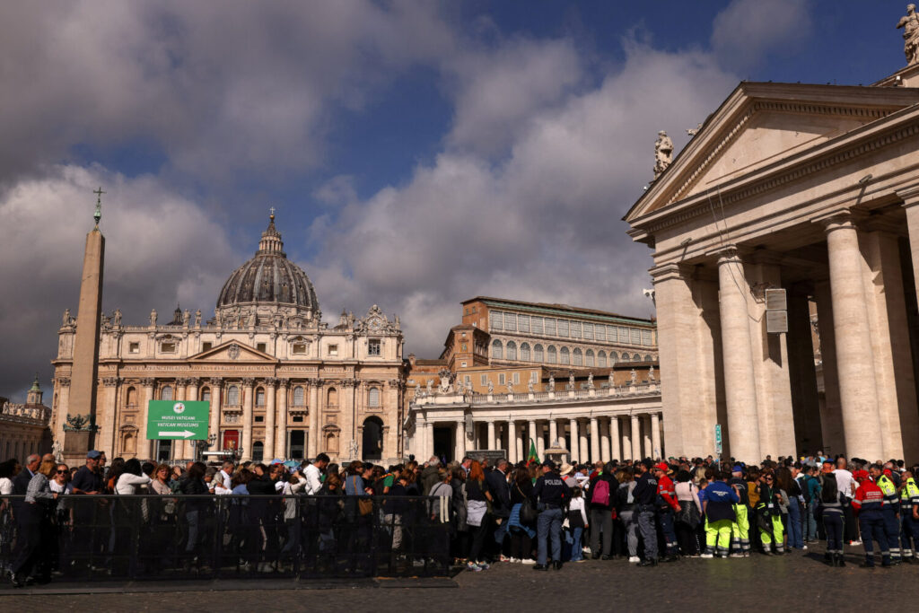 La gente hace cola para entrar en la Basílica de San Pedro para presentar sus respetos mientras el Papa Francisco yace en estado, visto desde Roma, Italia, 25 de abril de 2025. REUTERS/Alkis Konstantinidis.