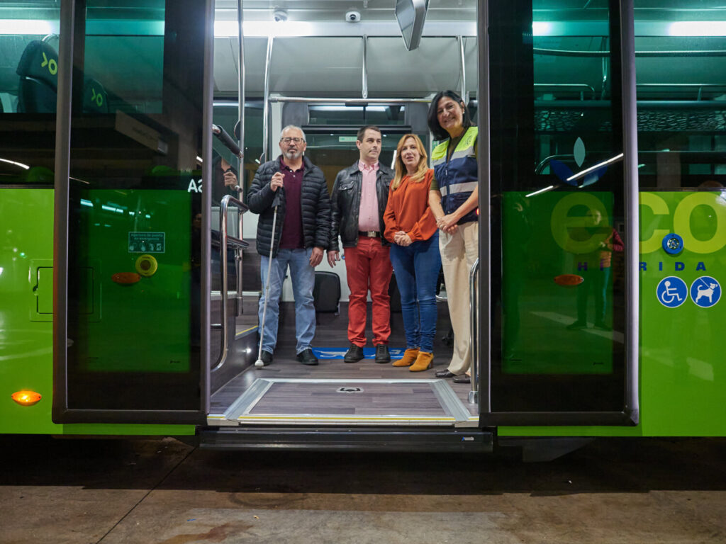 Tenerife instala códigos visuales en 1.500 paradas de Titsa. Rosa Dávila y Eulalia García en una guagua/ Cabildo de Tenerife.