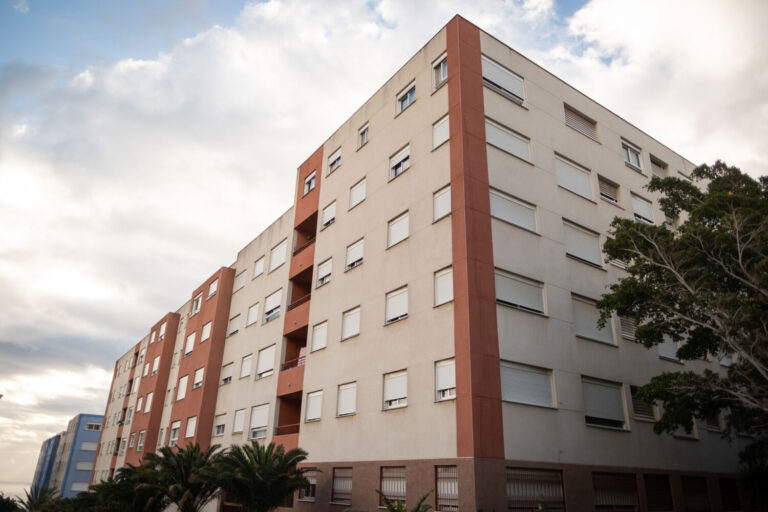 Malestar en Añaza por el bloqueo de trasteros y garajes en viviendas de Visocan