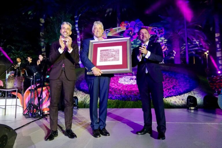 Caco Senante homenajea la tradición musical de Santa Cruz de Tenerife en su pregón de las Fiestas de Mayo