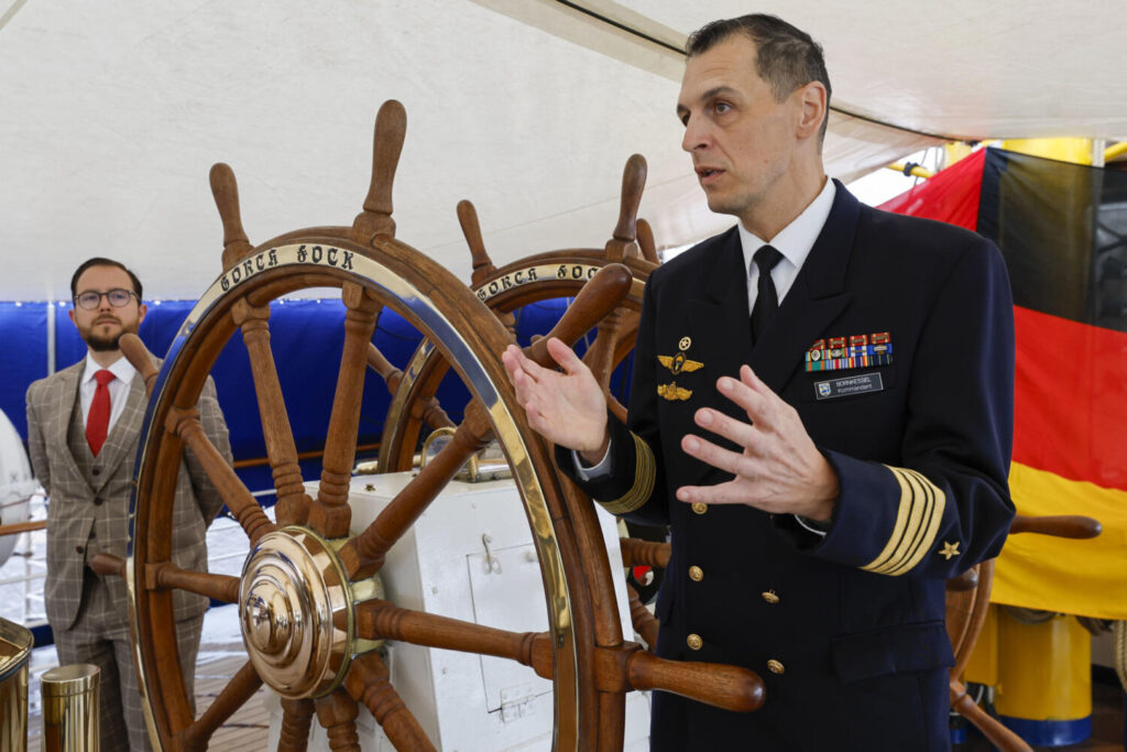 El buque escuela 'Gorch Fock' recala en Las Palmas de Gran Canaria. El capitán del Gorch Fock, Elmar Bornkessel (d) durante el encuentro con los medios de comunicación este miércoles con motivo de la escala de la nave en el Arsenal Militar de Las Palmas de Gran Canaria en su 182 crucero de instrucción de cadetes. EFE/ Elvira Urquijo A.