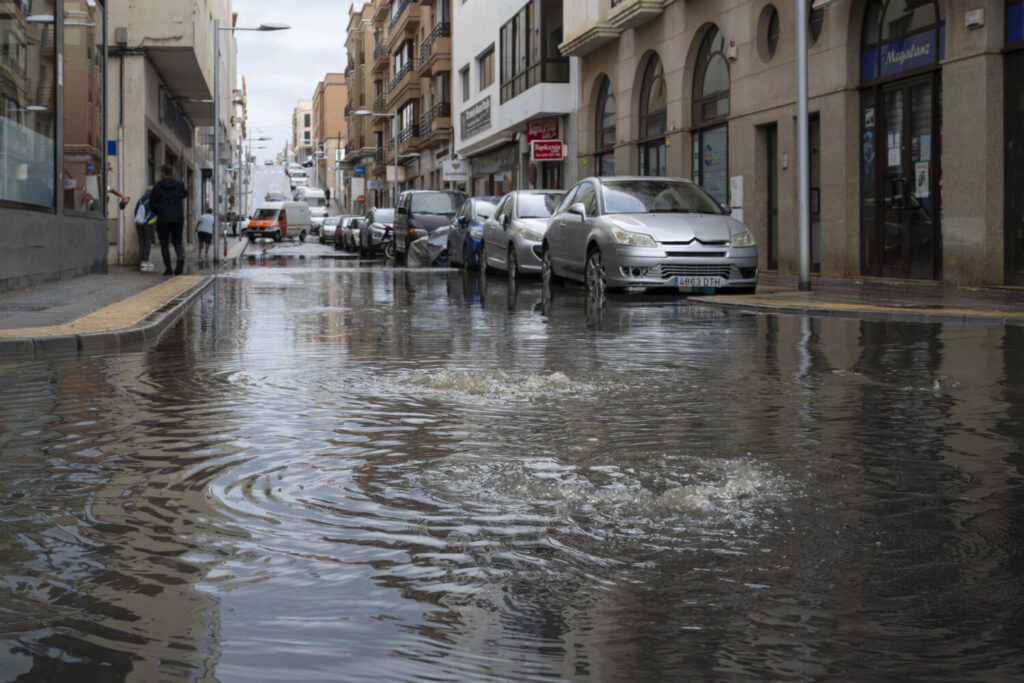 La borrasca 'Olivier' ha dejado lluvias fuertes en toda la isla de Lanzarote. En la imagen, una céntrica calle de la capital lanzaroteña ha quedado inundada al desbordarse las alcantarillas. EFE/Adriel Perdomo,