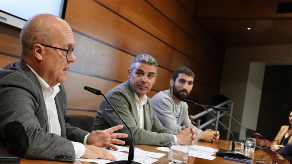 “Mándate una papa, pero que sea canaria”, campaña para apoyar la producción local. Narvay Quintero, acompañado por el consejero delegado de GMR Canarias, Juan Antonio Alonso, y el agricultor, Sergio Rodríguez en la presentación/ Gobierno de Canarias.