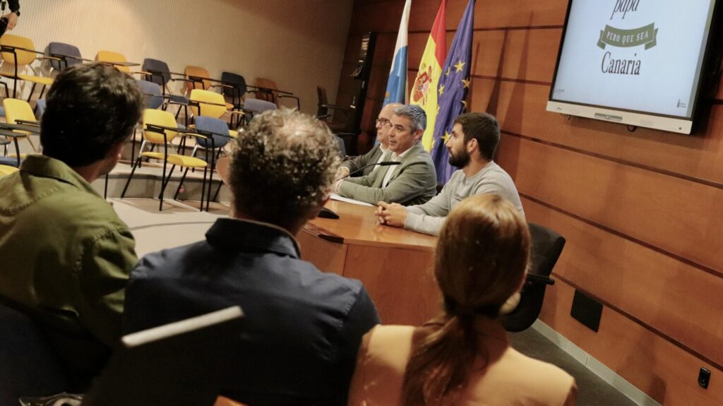 “Mándate una papa, pero que sea canaria”, campaña para apoyar la producción local. Narvay Quintero, acompañado por el consejero delegado de GMR Canarias, Juan Antonio Alonso, y el agricultor, Sergio Rodríguez en la presentación/ Gobierno de Canarias.