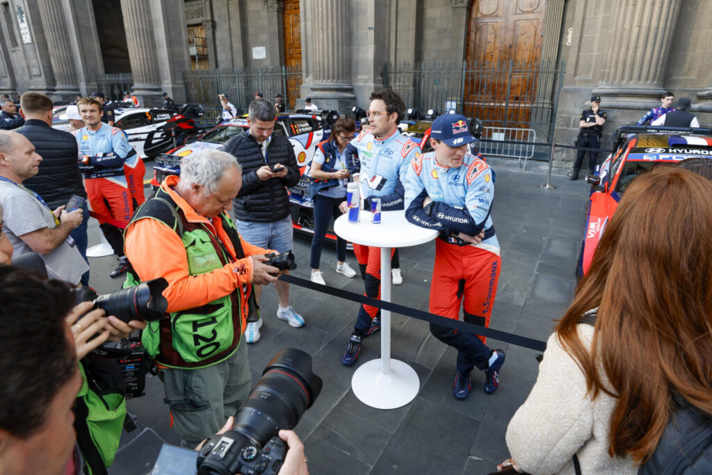 LAS PALMAS DE GRAN CANARIA, 24/04/2025.- El piloto Thierry Neuville (i) y su copiloto Martijn Wydaeghe, del equipo Hyundai Shell Mobis WRT, conversan con aficionados y medios de comunicación este jueves en Las Palmas de Gran Canaria momentos antes de la ceremonia de salida del Rally Islas Canarias. EFE/ Elvira Urquijo A.