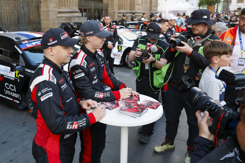 GRAFCAN8201. LAS PALMAS DE GRAN CANARIA, 24/04/2025.- El piloto Kalle Rovanpera (2i) y su copiloto Jonne haltunen (i), de equipo Toyoyta Gazoo Racing WRT, firman autógrafos a los aficionados este miércoles junto a la catedral de Las Palmas de Gran Canaria momentos antes de la ceremonia de salida del Rally Islas Canarias. EFE/ Elvira Urquijo A.
