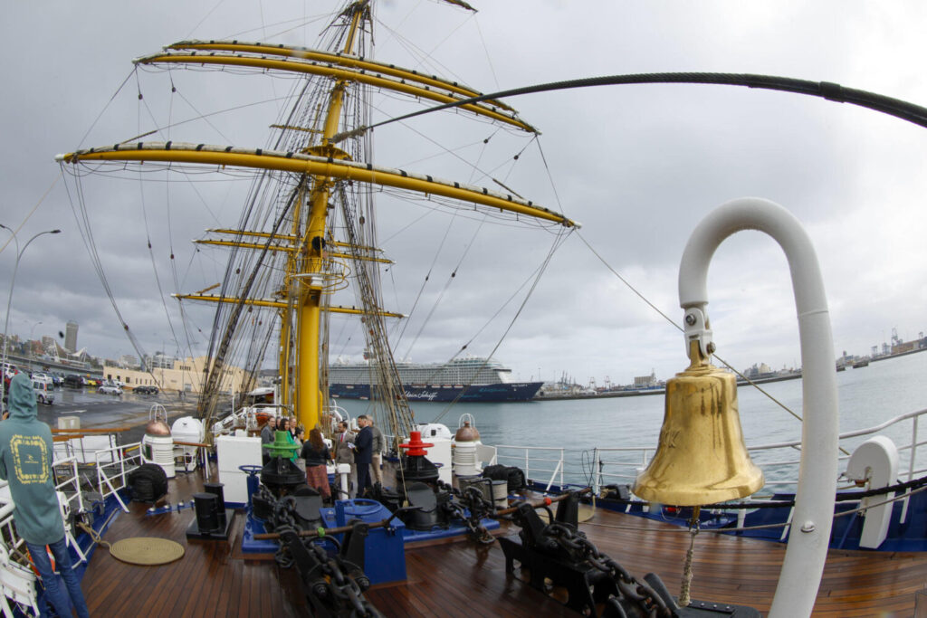 El buque escuela 'Gorch Fock' recala en Las Palmas de Gran Canaria. El buque escuela de la Armada de Alemania Gorch Fock este miércoles en el Arsenal Militar de Las Palmas de Gran Canaria donde se encuentra atracado en una escala de su 182 crucero de instrucción de cadetes. EFE/ Elvira Urquijo A.