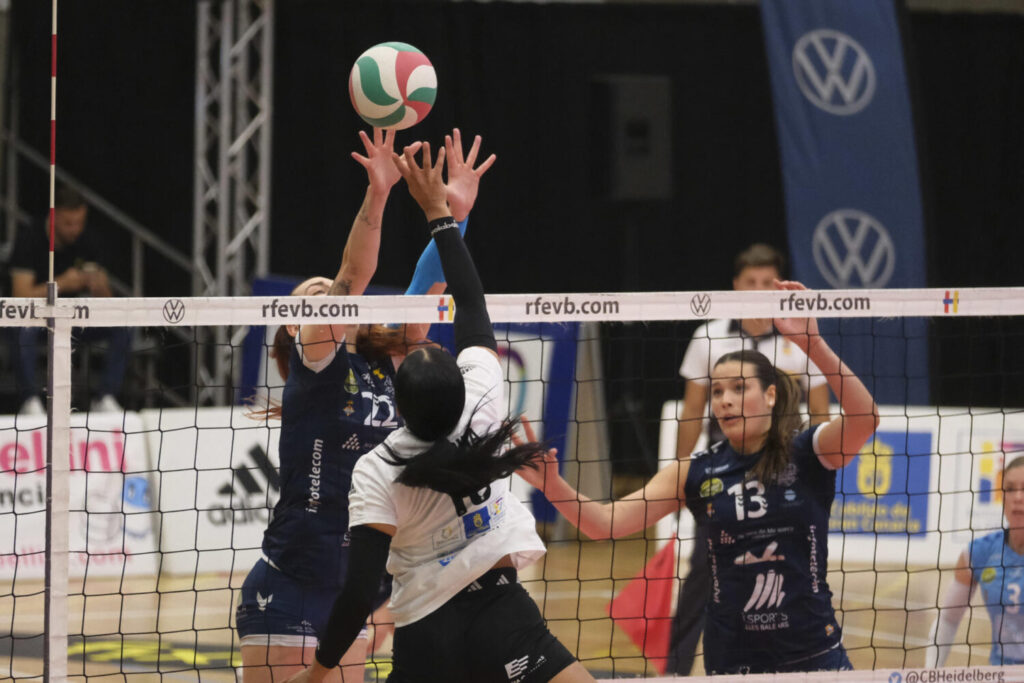 GRAFCAN8345. LAS PALMAS DE GRAN CANARIA (ESPAÑA), 25/04/2025.-Winderlys Medina (c), Jimena Fernández (i) y Carla Jiménez (d), jugadoras del Heidelberg Volkswagen y del Avarca Menorca, durante el primer partido de la final de la Liga Iberdrola de voleibol, que ambos equipos han disputado este viernes en la capital grancanaria. EFE/Ángel Medina G.