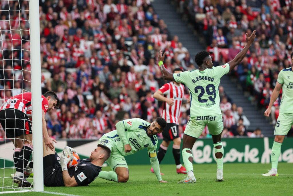 BILBAO, 23/04/2025.- El portero del Athletic Club Unai Simón (2i) efectúa una parada durante el partido de LaLiga entre el Athletic y la UD Las Palmas, este miércoles en el estadio de San Mamés. EFE/ Luis Tejido