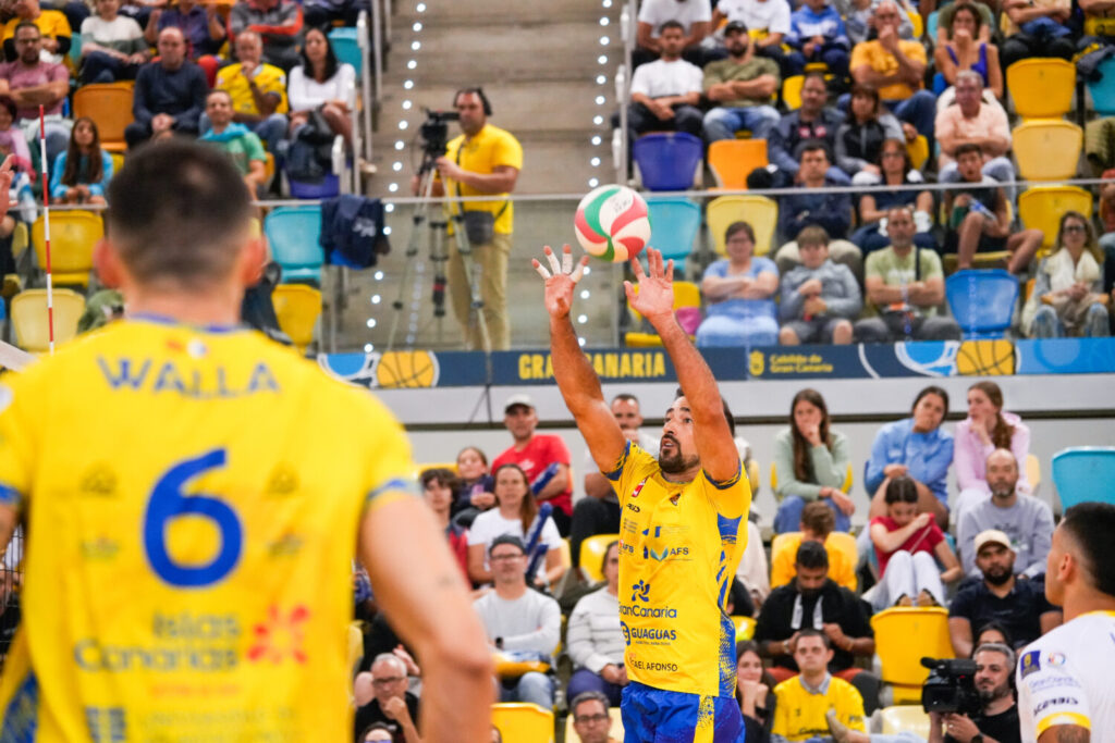 3-0. El Guaguas se anota con solvencia el primer asalto de la final ante el Soria. Imagen del partido/ Club Voleibol Guaguas.