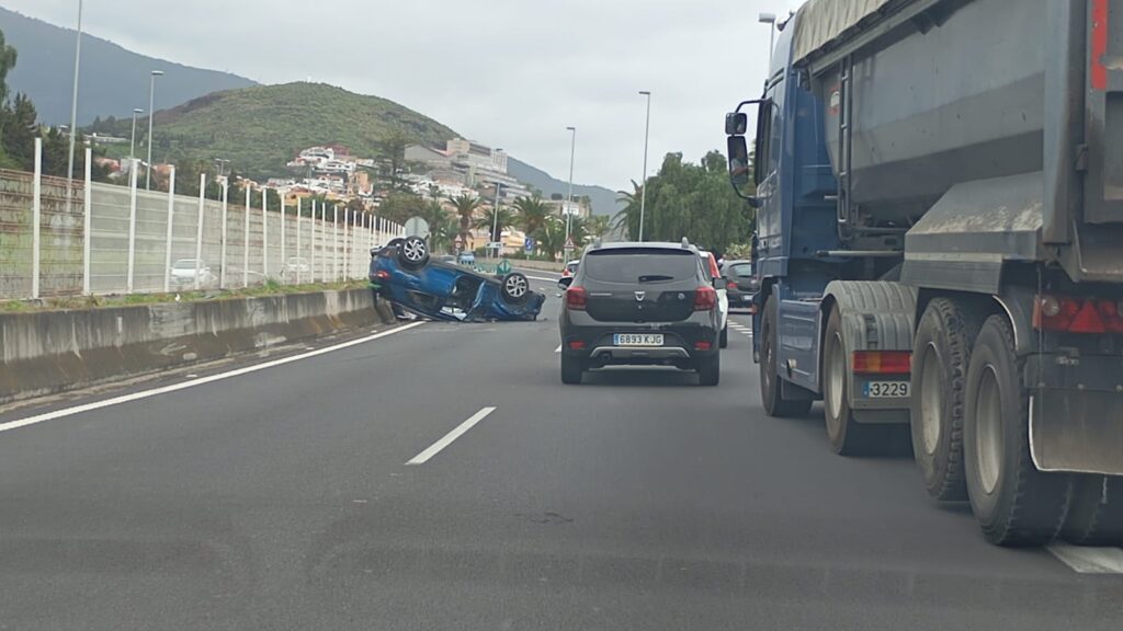 Vuelco de dos turismos en la TF-5. Uno de los vehículos afectados por el accidente en la TF-5. Imágenes cedidas.