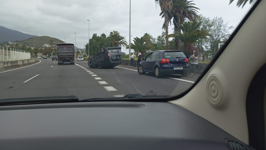 Vuelco de dos turismos en la TF-5. Uno de los vehículos afectados por el accidente en la TF-5. Imágenes cedidas.