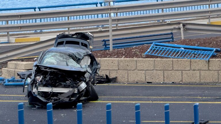 Un fallecido y una herida grave tras volcar su vehículo en la TF-1