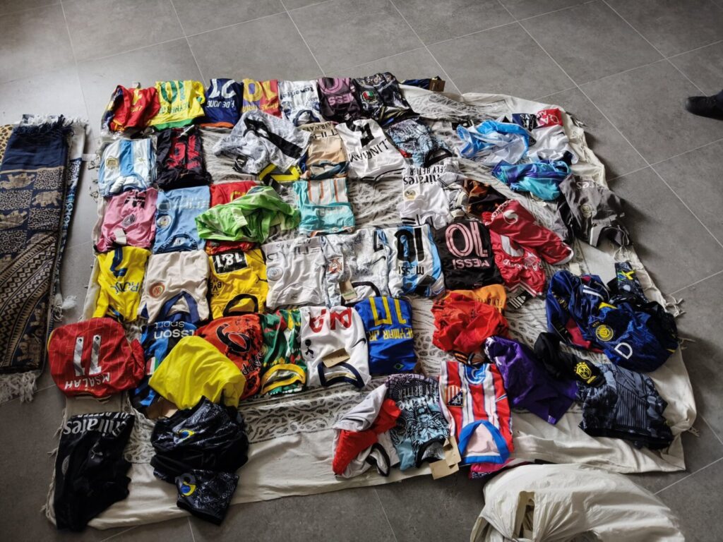 Un operativo contra la venta ambulante incauta diversos artículos ilegales en Arona