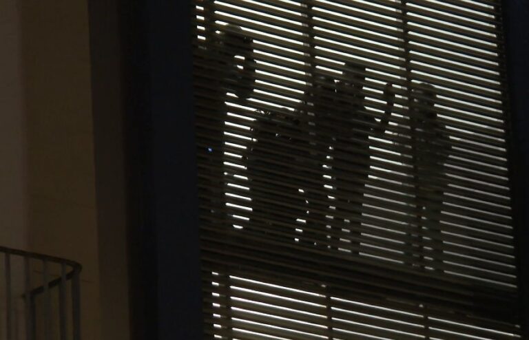 Un grupo de migrantes se atrinchera en un centro de acogida de Tenerife