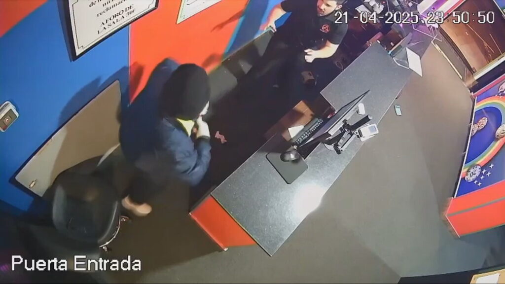 Asalto a un bingo en Los Llanos de Aridane. Imagen de las cámaras de seguridad del establecimiento