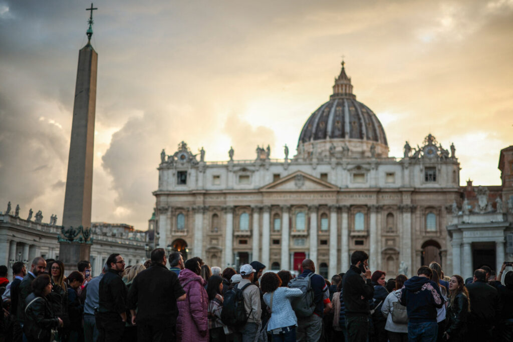 Exterior Basílica San Pedro con miles de personas para la capilla ardiente del papa Francisco