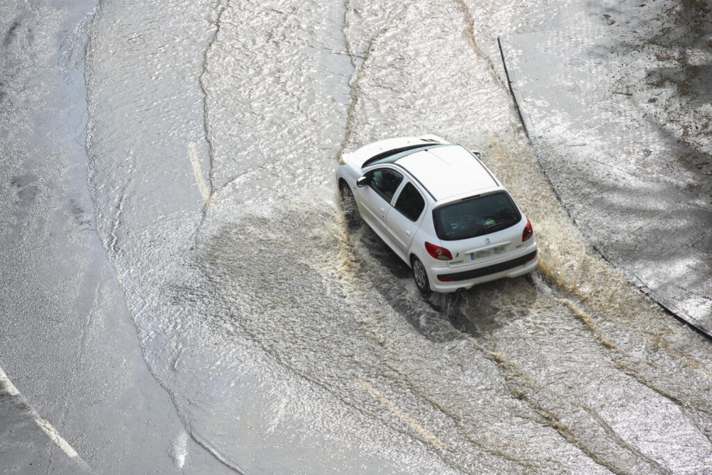 Fotos de la Borrasca Nuria en su paso por Canarias. SANTA CRUZ DE LA PALMA, 03/04/2025.- Un vehículo circula por una carretera inundada en Santa Cruz de La Palma este jueves. La borrasca Nuria, situada en el suroeste de la Península, deja hoy cielos cubiertos y precipitaciones generalizadas, que afectarán especialmente a Canarias, con lluvias localmente fuertes en el oeste y rachas huracanadas de viento, especialmente en zonas altas de las islas de mayor relieve. EFE/ Luis G Morera