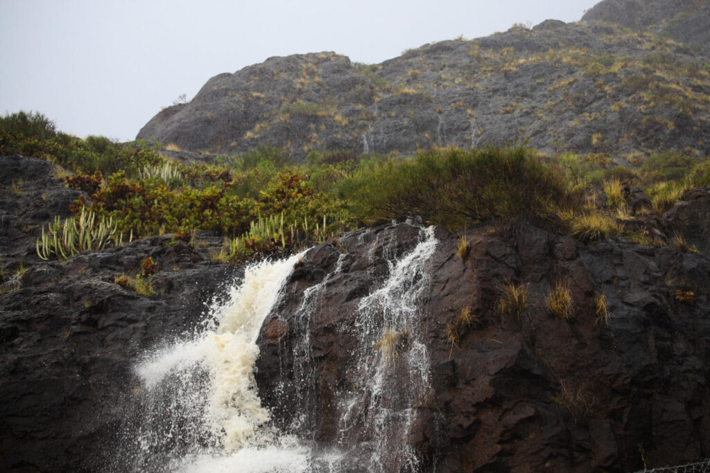 Fotos de la Borrasca Nuria en su paso por Canarias. BREÑA ALTA (LA PALMA), 03/04/2025.- Un torrente discurre entre las rocas en la localidad de Breña Alta, en la isla de La Palma, este jueves. La borrasca Nuria, situada en el suroeste de la Península, deja hoy cielos cubiertos y precipitaciones generalizadas, que afectarán especialmente a Canarias, con lluvias localmente fuertes en el oeste y rachas huracanadas de viento, especialmente en zonas altas de las islas de mayor relieve. EFE/ Luis G Morera