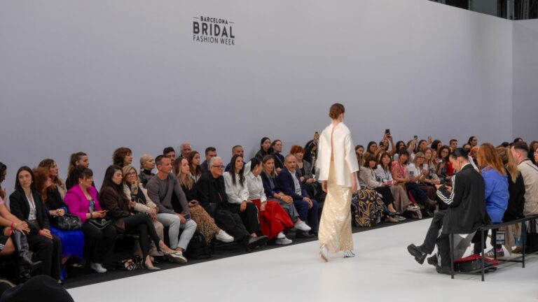 La moda nupcial canaria triunfa en la pasarela de Barcelona