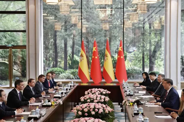 El presidente chino, Xi Jinping (d), habla durante una reunión bilateral con el presidente del Gobierno español, Pedro Sánchez (2-l), en la Casa de Huéspedes Diaoyutai en Pekín, China. EFE/EPA/Andres Martinez Casares / POOL