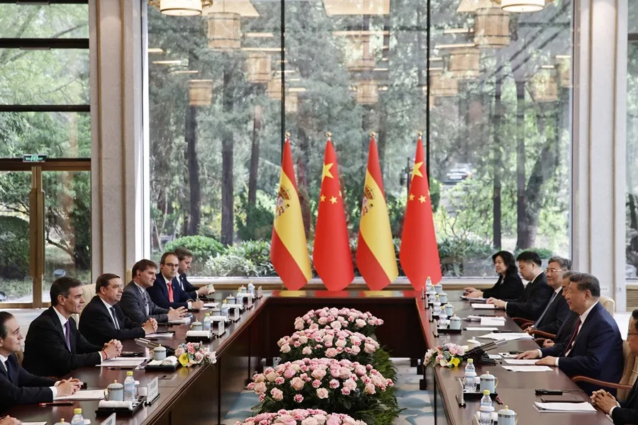El presidente chino, Xi Jinping (d), habla durante una reunión bilateral con el presidente del Gobierno español, Pedro Sánchez (2-l), en la Casa de Huéspedes Diaoyutai en Pekín, China. EFE/EPA/Andrés Martiínez Casares / POOL