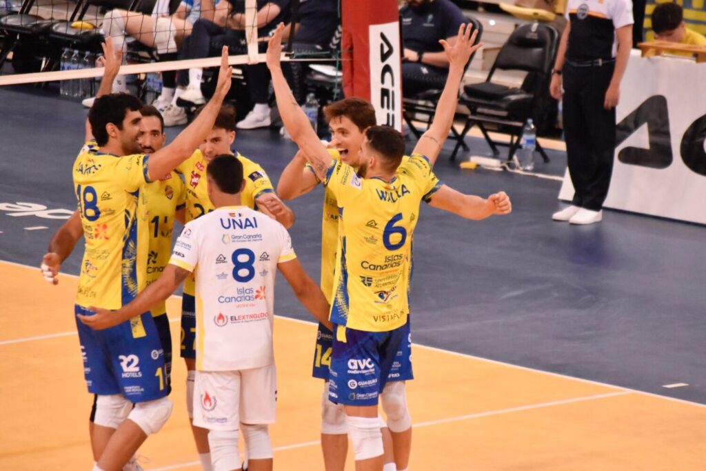 Los jugadores del CV Guaguas celebran el triunfo de este domingo ante el Grupo Herce Soria