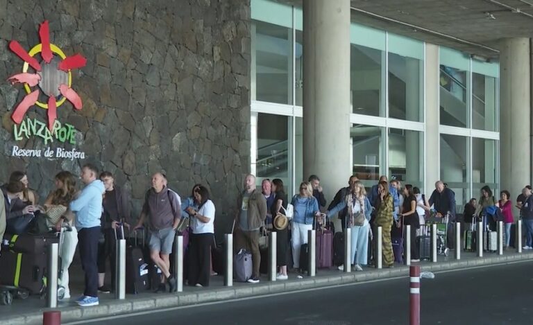 Largas colas en el aeropuerto de Lanzarote por la huelga de taxistas