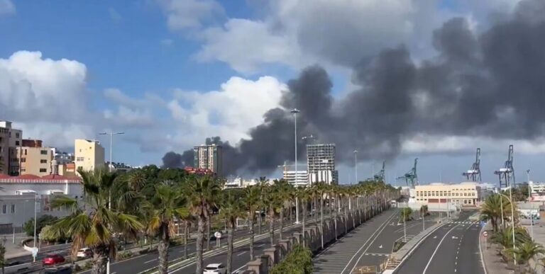 Incendio de contenedores en el Puerto de Las Palmas de Gran Canaria