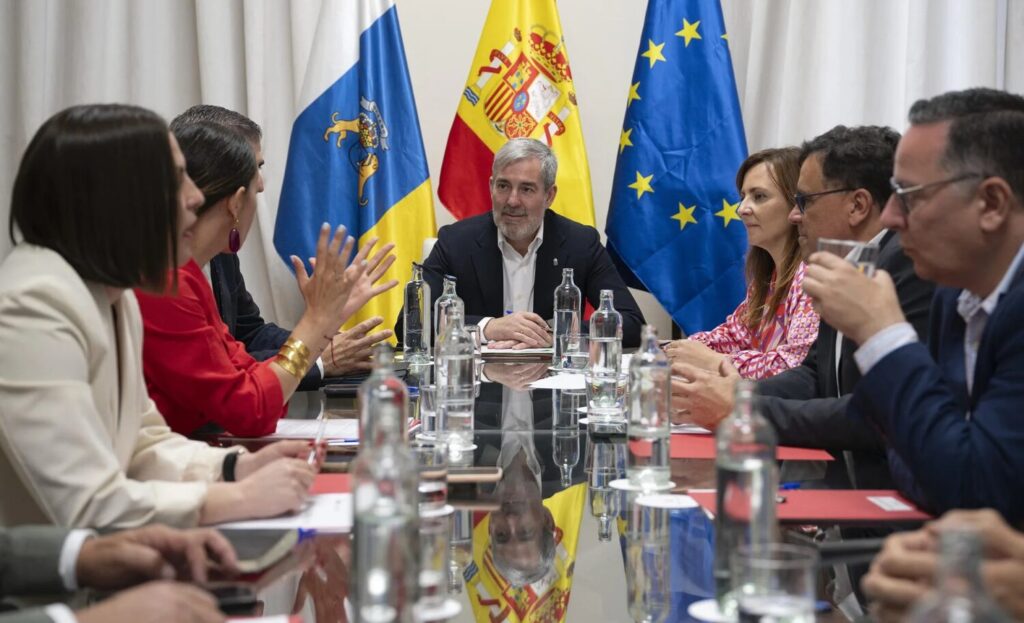 Aplazada la reunión de Clavijo con entidades sociales. Imagen: El presidente del Gobierno, Fernando Clavijo, en la reunión del Consejo de Gobierno celebrada el lunes, 28 de abril. EFE
