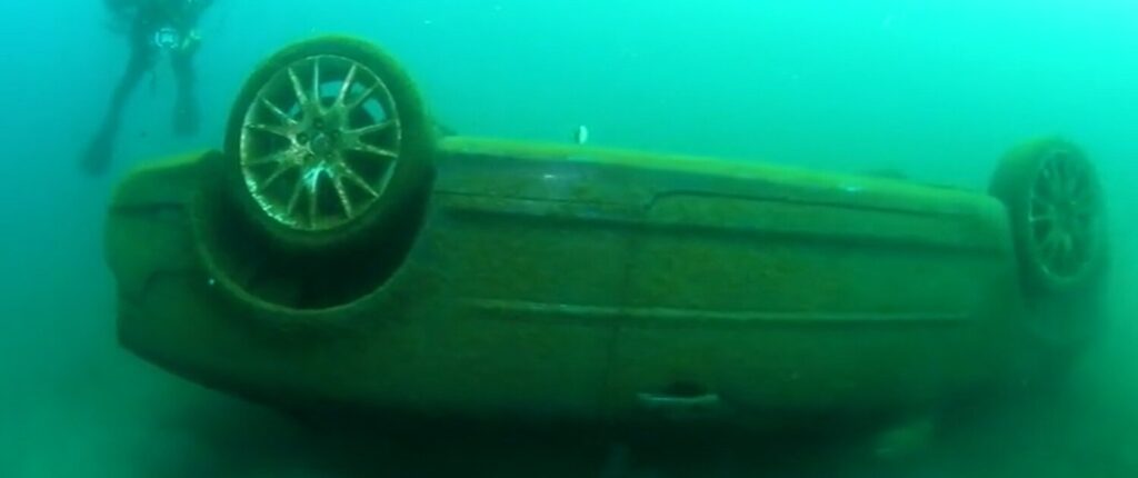 Hallan el coche que se arrastró al mar en Telde por la riada. El coche hundido en el fondo del mar/ RTVC