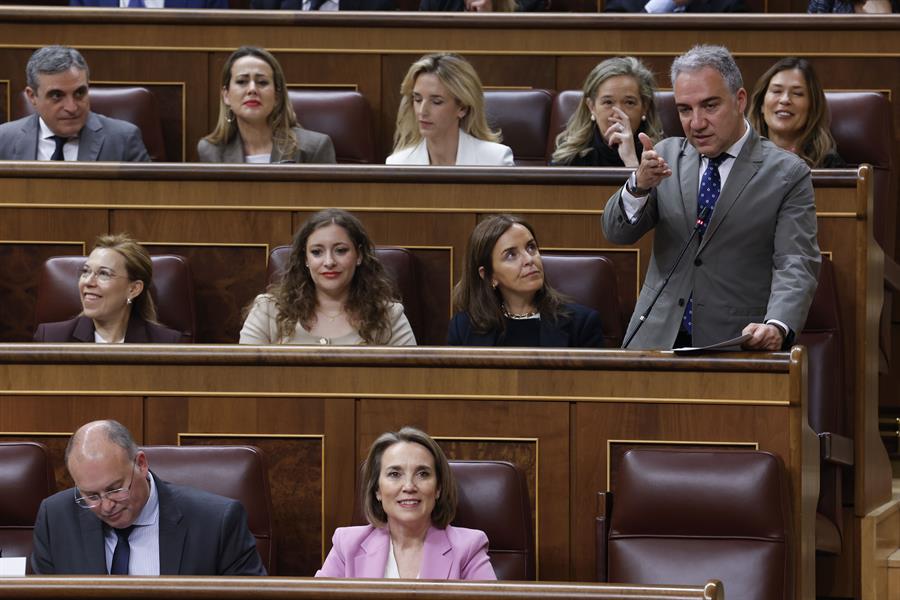 El diputado popular Elías Bendodo (d) interviene durante la sesión de control al Gobierno este miércoles en el Congreso de los Diputados. Imagen EFE