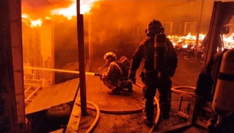 Dan por extinguido el incendio en el Polígono de Güímar