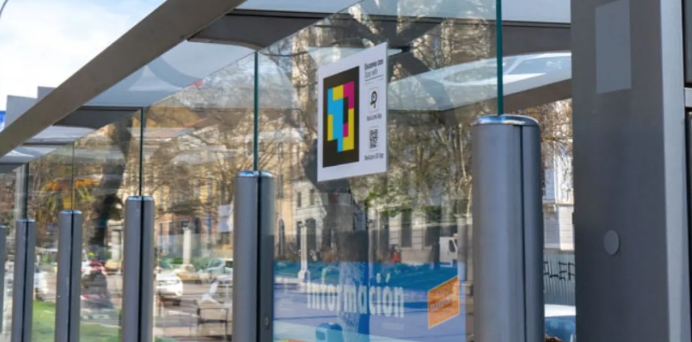 Tenerife instala códigos visuales en 1.500 paradas de Titsa. Dispositivo Navilens/ Cabildo de Tenerife.