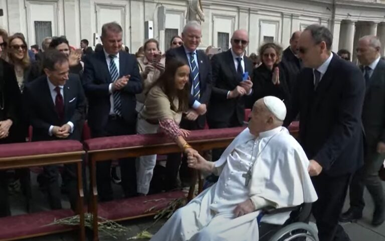 El Papa aparece en la Plaza de San Pedro al final de la misa