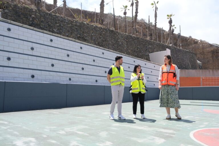 Darias visita los trabajos de renovación de la pista multideporte Juan del Río Ayala