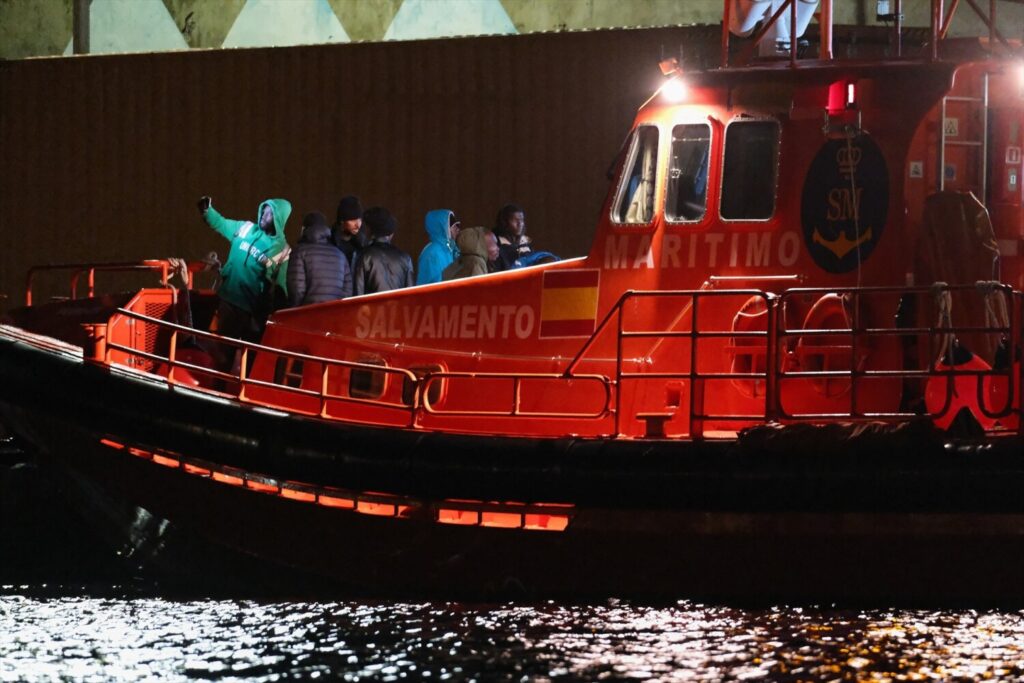 Imagen de archivo de un grupo de inmigrantes llegando al Muelle de Gran Tarajal, en Fuerteventura