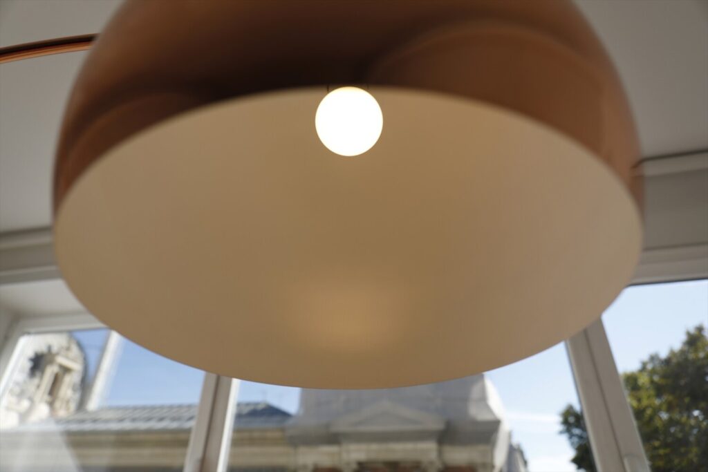 El IPC canario se incrementa un 1,6% en marzo. (ARCHIVO) Una lámpara encendida, a 28 de octubre de 2021, en Madrid (España). Cézaro De Luca / Europa Press.