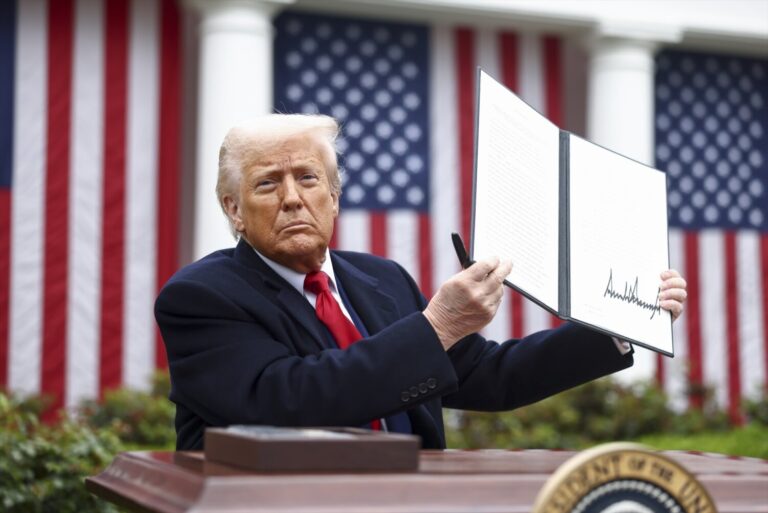 Trump aplicará aranceles del 104% a China