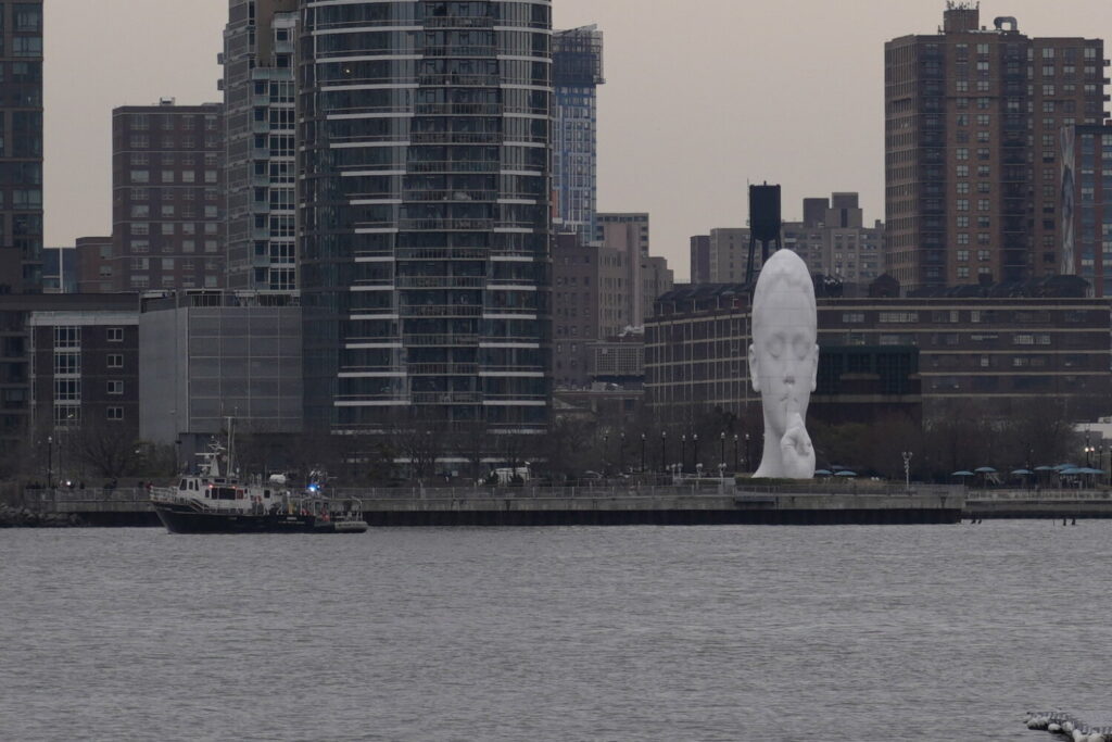 Imagen de los servicios de emergencias trabajando en el lugar donde se estrelló el helicóptero en el río Hudson
